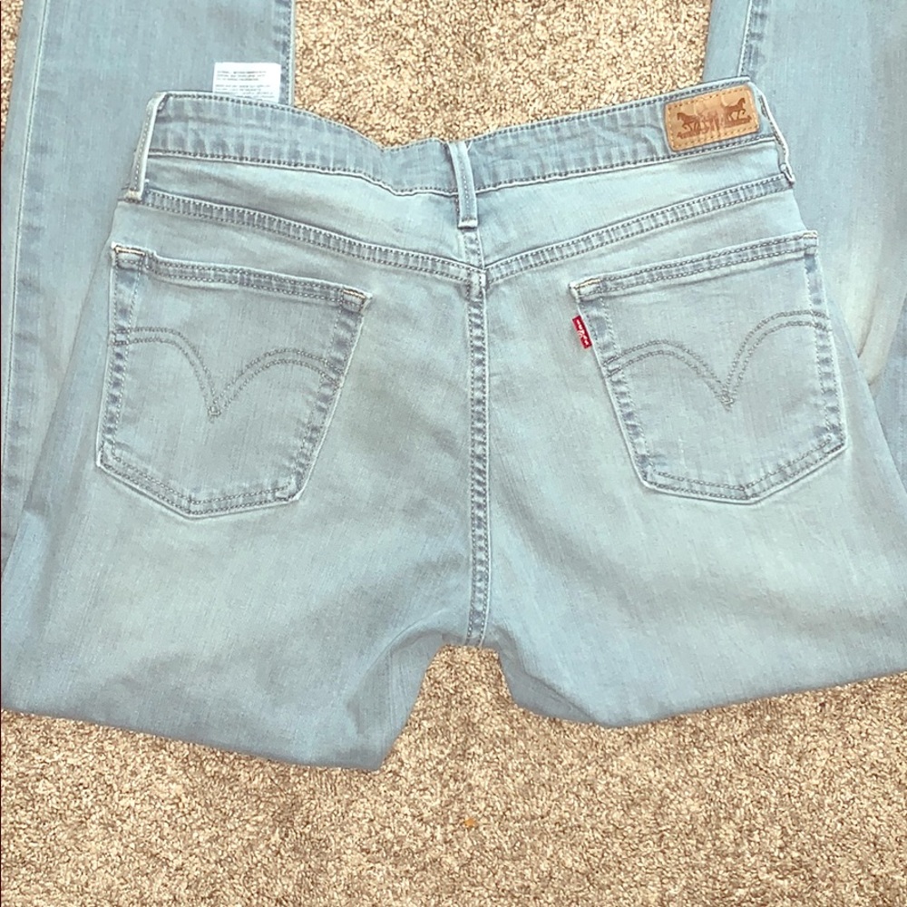 Levi Jeans - Light wash & distressed